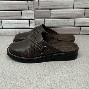 Clark’s Brown Slip on Clogs Women’s size 8 med minimal use excellent condition